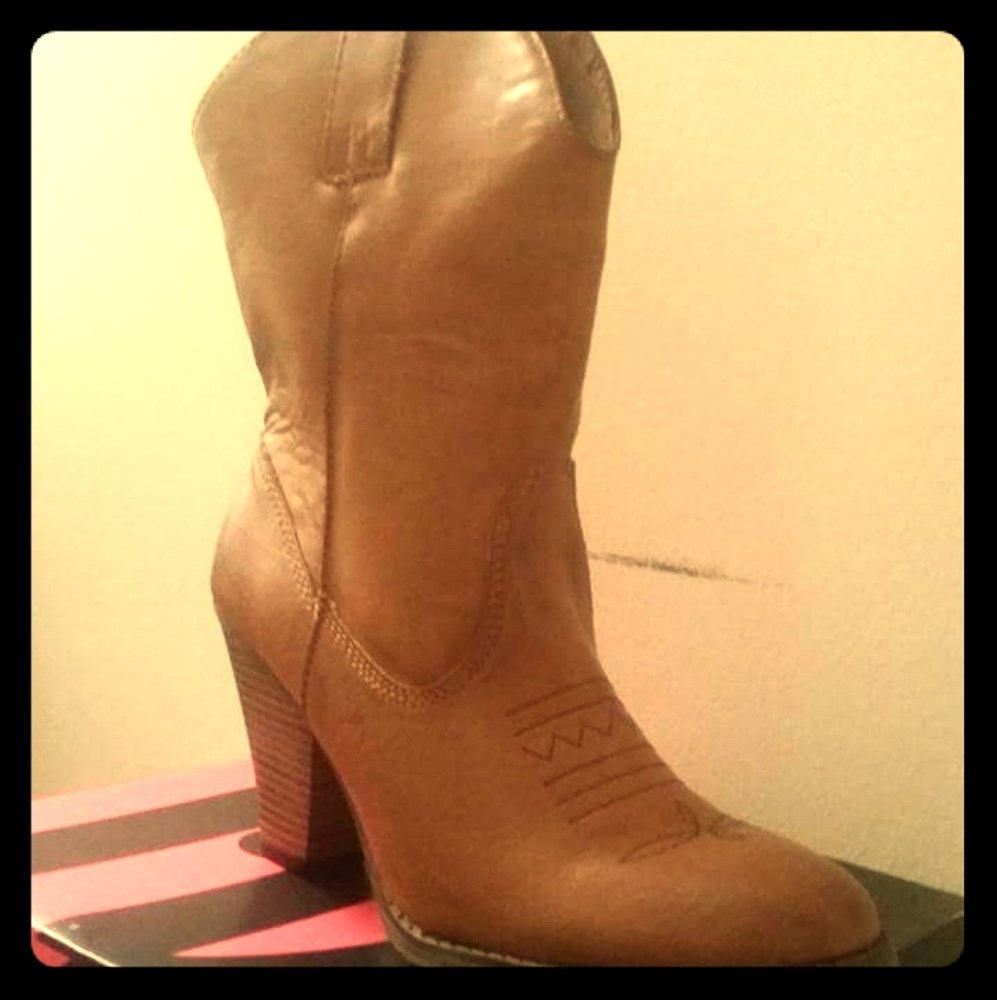 Size 9  cowboy boots